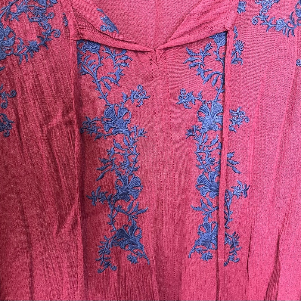 Women’s Liz Claiborne Tunic Style Burgandy Embroidered Top. Size Medium. - Picture 12 of 12
